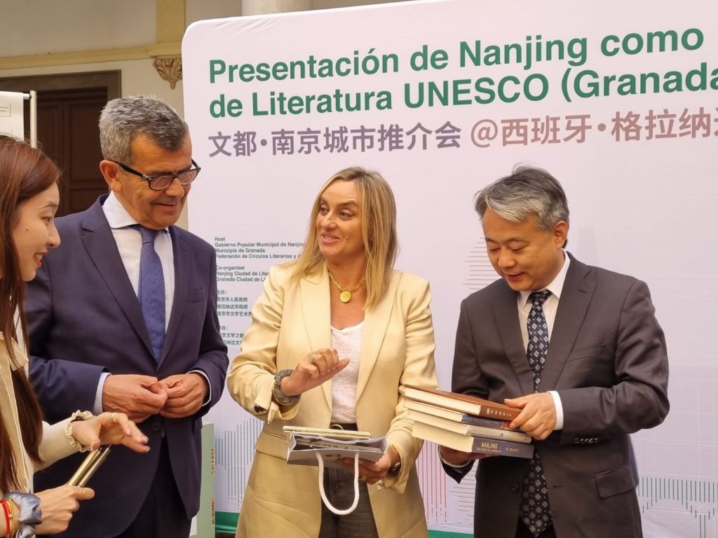 Juan Ramón Ferreira, concejal de cultura del Ayuntamiento de Granada, Marifrán Carazo, alcaldesa de Granada, y CHEN Yong, presidente de la Federación de Círculos Literarios y Artísticos de Nankín