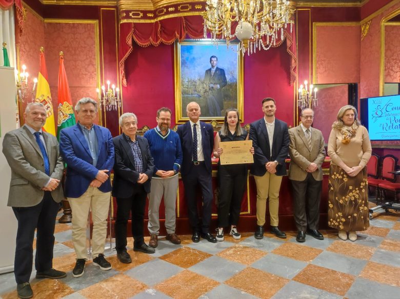 Fotografía de la entrega de los premios Granajoven 2024 en el Salón de Plenos del Ayuntamiento